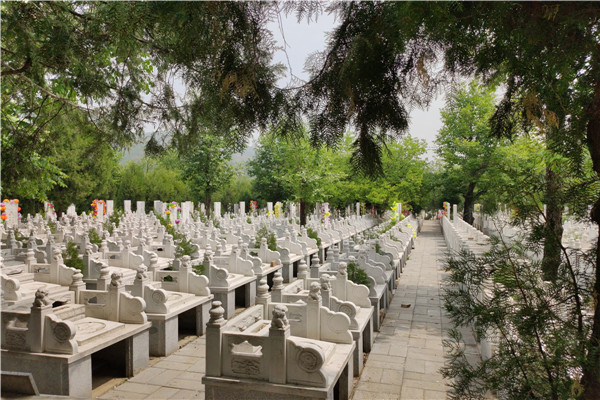 卧龙寺公墓墓区
